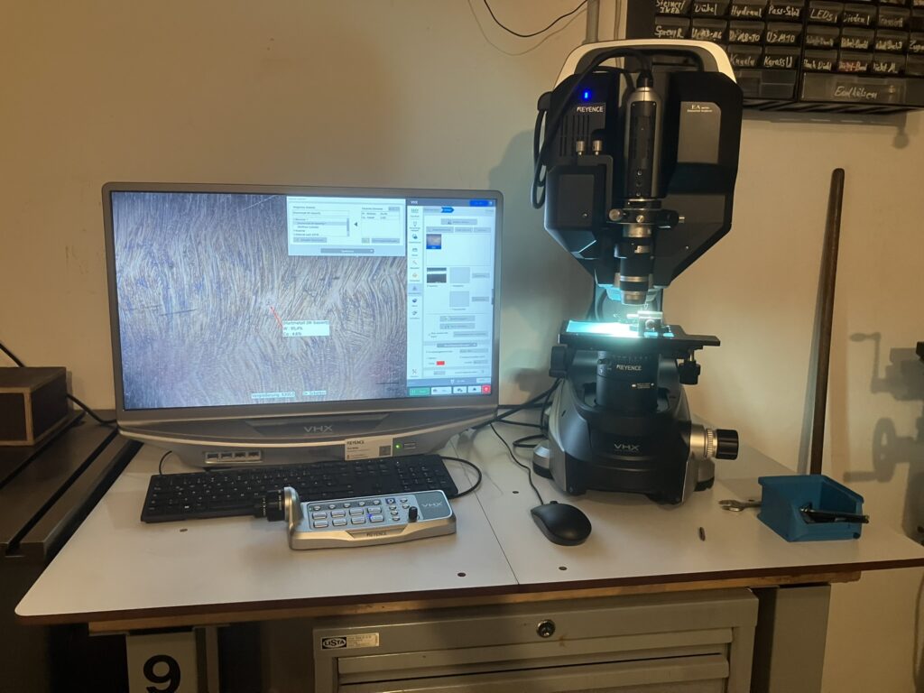 Professioneller Laborarbeitsplatz mit Keyence VHX Digitalmikroskop und EA-300 LIBS-System zur laserbasierten Materialanalyse und Werkstoffprüfung
