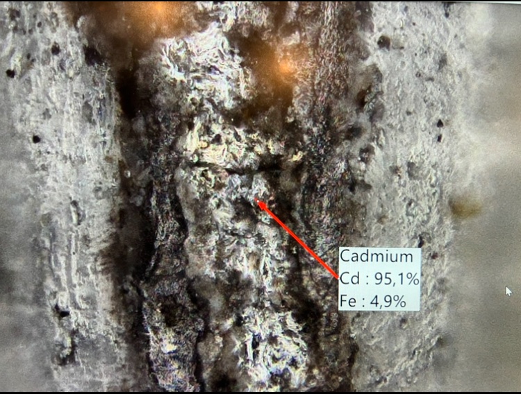 Materialanalyse einer historischen Sechskantschraube mit gelbchromatierter Cadmiumbeschichtung zur Feststellung der RoHS-Konformität