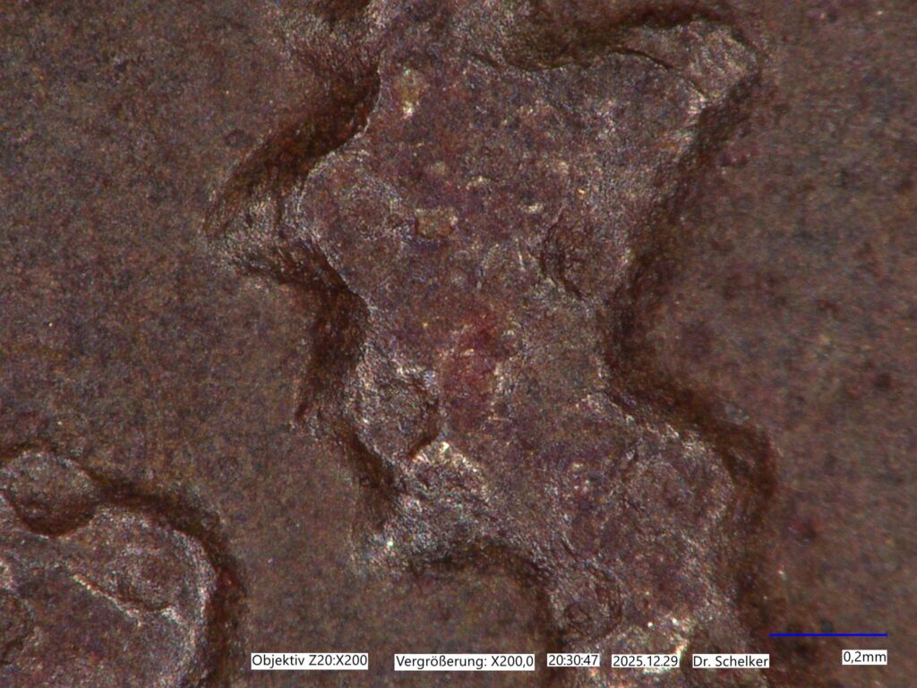 Hochauflösende Digitalmikroskopie einer historischen Metalloberfläche zur Analyse von Korrosionsstrukturen und Patina